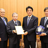 左から、JAF小栗会長、FIAトッド会長、安倍総理、JAF矢代副会長