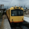塗装変更前のクハ202。三岐鉄道への経営移管にあわせて黄色をベースとした塗装に変更されていた。