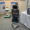 「着せ替えロボット」（手前）と見守りロボット「Meemo」（2013国際ロボット展）