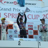 GT300第2レース終了直後の暫定表彰式。左から2位の平中、優勝の加藤、3位の谷口。