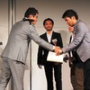 審査委員長の奥山清行氏より賞状等が贈られる、九州大学　チーム名KID