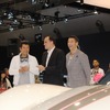 奥山清行氏（左）、タグ・ホイヤー日本支社のアントワーヌ パン氏（中）、タレントのパンツェッタ・ジローラモ氏