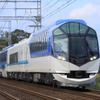 近鉄の観光特急「しまかぜ」。JR西日本と近鉄などは来年1月、伊勢神宮と出雲大社を同列車とJRの寝台特急「トワイライトエクスプレス」車両で巡るツアーを実施する