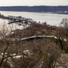 米NY郊外で12月1日、脱線したメトロノース鉄道ハドソン線の列車
