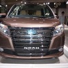 トヨタは、5ナンバーサイズミニバン『ノア』『ヴォクシー』にハイブリッドを投入して2014年年初に発売する