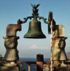 恋人の鐘の向こうに富士山を望む