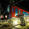 箱根登山鉄道の新型車3000形。写真は4月12日に行われた搬入作業の様子