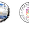 新幹線開業50周年を記念して発行される記念貨幣（千円貨幣）のデザイン。表面（左）に0系と富士山、桜が描かれ、裏面（右）には虹色発色の0系が描かれる。