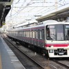 公衆無線LANサービスは最終的に京王線と井の頭線の全車両で提供する。写真は明大前駅で発車を待つ京王線の準特急。