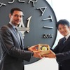 マセラティ浜松の杉浦店長から茶葉を受け取るマセラティ・ジャパン代表取締役のファブリッツィオカッツォーリ氏