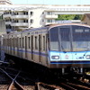横浜市営地下鉄ブルーラインを走る列車。8月から延伸部の調査に着手する。