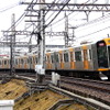 阪神電鉄など3社は関西～九州間の往復割引切符「弾丸フェリー」を発売する。フェリーのほか港にアクセスするための電車とバスの切符をセットにした。写真は阪神電鉄の電車。