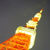 黄色にライトアップされた東京タワー
