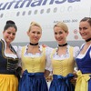 ルフトハンザドイツ航空の客室乗務員、ビールの祭典にちなんだ民族衣装を着用