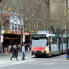 冬枯れのSwanston Stを走るA-class電車。この写真の左手に、メルボルンのシンボルといわれるFlinders Street Stationがある。