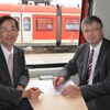 共同研究協定書に署名する鉄道総研の熊谷則道理事長とDBSTのHans Peter Lang社長。トンネル微気圧波の予測手法と評価手法について共同研究を行う。