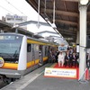 南武線の新型車両E233系が10月4日、営業運転を開始。一番列車の出発駅となった武蔵中原駅ではセレモニーが行われた