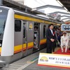 南武線の新型車両E233系が10月4日、営業運転を開始。一番列車の出発駅となった武蔵中原駅で行われたセレモニーで挨拶する川崎市の福田市長