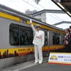 南武線の新型車両E233系が10月4日、営業運転を開始。一番列車を見送る武蔵中原駅の芹澤駅長
