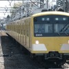 大泉学園駅付近を走る3000系（2002年）。全72両が製造されたが現在は廃車が進んでおり、12月に営業運転を終了する。写真の3003編成は2013年に廃車された。