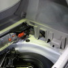 トランクルーム下のバッテリーを交換する。HV車は車種によって取り外さなければいけない部品などが異なる