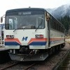 ナガラ1形はナガラ1～12の12両が製造されたが、ナガラ10を除く11両は既に廃車済みとなっている。写真は北濃駅で発車を待つナガラ4（2006年）。