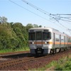 電化工事により架線が敷設された武豊線を走る気動車。来年3月1日から電車による運転に切り替わる。