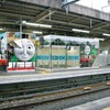 京阪電鉄は交野線と大津線で「トーマス」ラッピング車の運転開始にあわせたスタンプラリーを実施する。写真は「トーマス」キャラクターの装飾が行われる交野線の駅のイメージ。