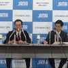 日本自動車工業会の池史彦会長（左）