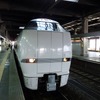 関西・中京方面と北陸方面を結ぶ在来線特急は原則として金沢以東への運転を取りやめる。写真は金沢駅で発車を待つ名古屋行きの特急『しらさぎ』。
