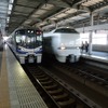 北陸新幹線の延伸開業で北陸地区の在来線特急は運行体系が大幅に変わり、金沢～富山間を結ぶ特急がなくなる。写真は小松駅を通過する特急『サンダーバード』（右）と待避待ちの普通列車（左）。