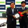 2014ヤナセ・ジャイアンツMVP賞を受賞した長野久義選手とヤナセ社長・井出健義氏
