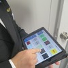 JR西日本は来年から、新幹線の全乗務員に「iPad」を携帯させると発表。乗客への案内やマニュアルなどの電子化による異常時対応能力向上などに役立てる