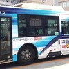 『スカイライナー』のラッピング広告が施された都営バス。日暮里～空港第2ビル間の最短所要時間（36min）と最高速度（MAX160km）の文字が見える。