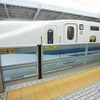 JR東海は『のぞみ』停車駅を対象に可動柵の設置を進めている。写真は新大阪駅27番線の可動柵。