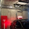 地下パーキングに設置されたテスラ専用充電ステーション