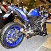 MotoGPスタイルのアクラボビッチ製レーシングマフラーを装着したヤマハ YZF-R25（東京モーターサイクルショー15）