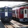 『おいこっと』（右）は十日町駅で上越妙高～十日町間を結ぶ観光列車『越乃Shu＊Kura』（左）と接続。この二つの列車により長野県北部と新潟県上越地方の周遊ルートを構成している。