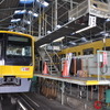 西武鉄道は4月18日から運行を開始する「黄色い6000系電車」のラッピング作業を公開した。黄色い電車の2000系（右）と並ぶラッピング車の6000系