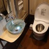 トイレの手洗い鉢は能登島のガラス工芸品を採用した。