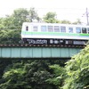 叡山電鉄は今年も「青もみじ」が見頃を迎える4月から6月にかけて「もみじのトンネル」区間での徐行運転を行う。写真は市原～二ノ瀬間を走る叡山電鉄の電車。