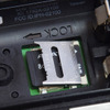 バッテリーを外すとMicroSDカードスロットがある。ただしカードは必須ではない。本機は内部に8GBものメモリがあり、それだけでも十分実用になる。