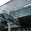小倉駅を発車した北九州モノレールの列車。「mono SUGOCA」は今秋から導入される。