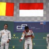 GP2第4戦オーストリア、レース2の表彰台。左から2位のS.ヴァンドーン、優勝のR.ハリアント、3位の松下。