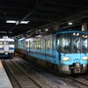 IRいしかわ鉄道（右）とJR七尾線（左）の普通列車が発車を待つ金沢駅。「能登ふるさと博フリーきっぷ」は金沢～穴水間の鉄道路線を利用できる。