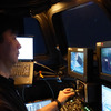 シミュレータ内でロボットアームの操作訓練を行う油井宇宙飛行士（3月17日）参考画像