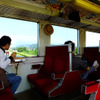 東武鬼怒川線 区間快速の車内で「日光まるごと味の弁当」と車窓を楽しむ乗客