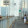 しまなみ海道の来島海峡大橋をレンタサイクルで走る。ひとりで歩く女性の姿も