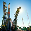 射点に立てられるプログレス補給船（61P）を搭載したソユーズロケット