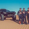 プジョー2008 DKR 16とセバスチャン・ローブ選手(左)